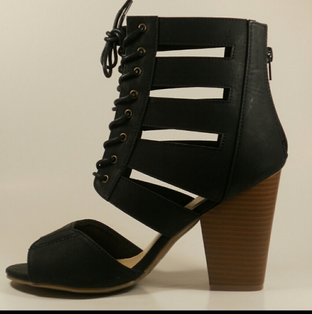 BLACK LACEUP HEELS